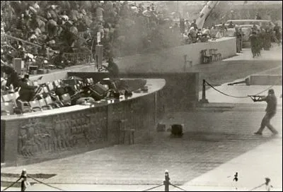 Toujours un 6 octobre, Anouar el Sadate, pr&eacute;sident de l'Egypte est assassin&eacute; par des soldats islamistes au cours d'une revue militaire. En quelle ann&eacute;e &eacute;tait-ce ?