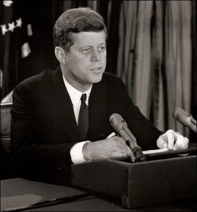 Ce 22 octobre, c'est la crise des fus&eacute;es de Cuba : Kennedy adresse un ultimatum aux Sovi&eacute;tiques. Le monde est au bord de la guerre nucl&eacute;aire. En quelle ann&eacute;e &eacute;tait-ce ?