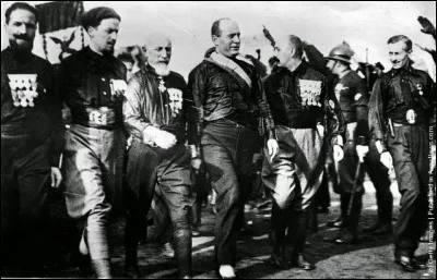 Ce 29 octobre, le roi d'Italie Victor-Emmanuel III nomme Benito Mussolini pr&eacute;sident du Conseil; le lendemain Mussolini organise la &laquo; Marche sur Rome &raquo; des fascistes. En quelle ann&eacute;e &eacute;tait-ce ?