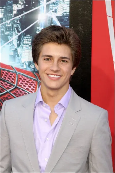 Comment s'appelle cet acteur ?