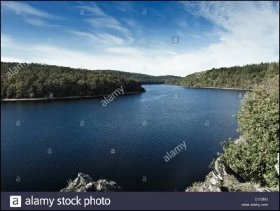 Quel est le nom de ce lac situé à cheval entre le Morbihan et les Côtes-d'Armor ?
