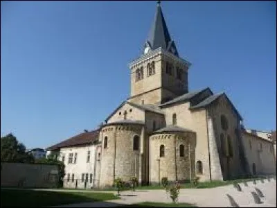 Vous avez sur cette image l'&eacute;glise Notre-Dame-de-la-Nativit&eacute; de Saint-Lupicin. Ancienne commune Jurassienne, elle se situe en r&eacute;gion ...