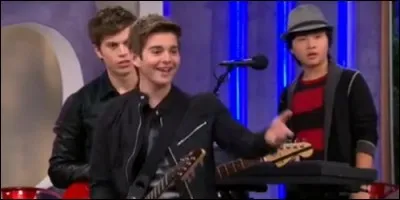 Dans la groupe de rock de Max, lequel d'entre eux a un petit faible pour Barbra Thunderman ?