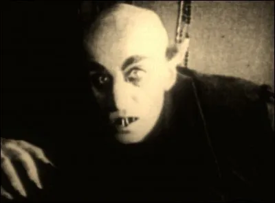Quelle créature maléfique apparaît pour la première fois dans "Nosferatu" (1922) ?