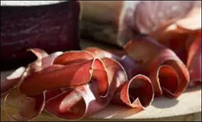 Histoire oblige : le personnage de votre voix est vêtu de gris comme ses ancêtres depuis au moins le XIVe siècle. 
Dirigez-vous à l'est de la Suisse. Entrez dans le plus grand de ses cantons. Vous êtes arrivé à destination ! On va vous servir de fines tranches, taillées dans la cuisse d'un buf, salées et séchées. Vous découvrez le charme du...