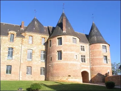 À la sortie d'Exmes, dirigez-vous vers Gacé. Pénétrez dans la superbe bâtisse du château-musée. Maintenant, sentez le souffle du célèbre personnage, malade de tuberculose. Une des égéries de Dumas, vous accueille...