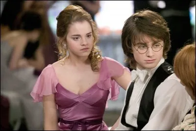 Dans "Harry Potter et la Coupe de Feu", de quelle(s) couleur(s) est la robe d'Hermione lors du bal de Noël ?