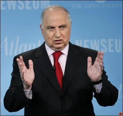 C'est un éléphant sauvage du Kenya connu pour ses longues défenses.