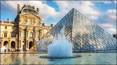 Dans quel roman de Dan Brown, un meurtre est-il perpétré au Louvre ?