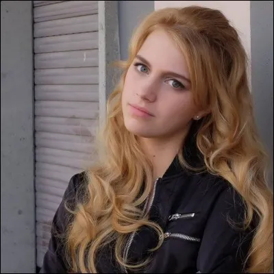 Dans quelle série joue-t-elle ?