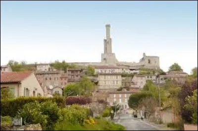 Je vous emm&egrave;ne en Occitanie, &agrave; la d&eacute;couverte de Castelnau-de-L&eacute;vis, o&ugrave; nous pourrons d&eacute;couvrir les ruines de son ch&acirc;teau (au fond sur l'image). Commune de l'aire urbaine Albigeoise, elle se situe dans le d&eacute;partement ...