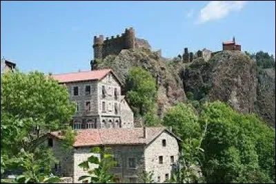 Petit village d'Auvergne-Rhône-Alpes de 55 habitants, dans l'arrondissement du Puy-en-Velay, Ouides se trouve dans le département ...