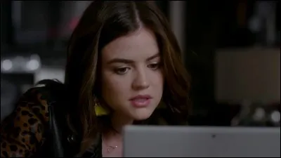 Lorsqu'A.D oblige Aria à monter dans une voiture noire (S7-14), qui trouve-t-on à l'intérieur ?