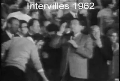 Au cours d'une très ancienne diffusion du jeu "Intervilles", quel fameux journaliste fut l'auteur de la célèbre tirade : "Je ne vous entends pas, on m'a cassé mes lunettes !" ?
