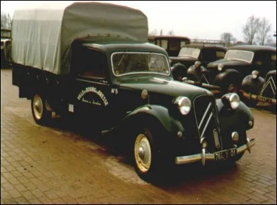 De quel pays est cette traction bâchée ?