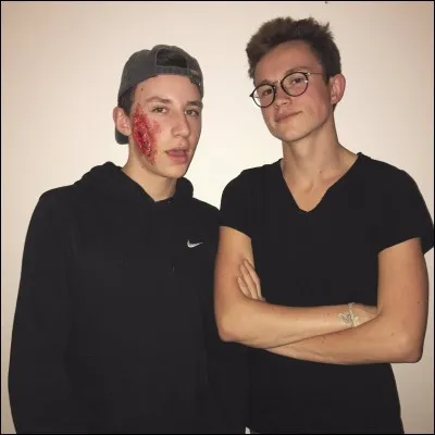 Avec qui pose-t-il sur cette photo ?