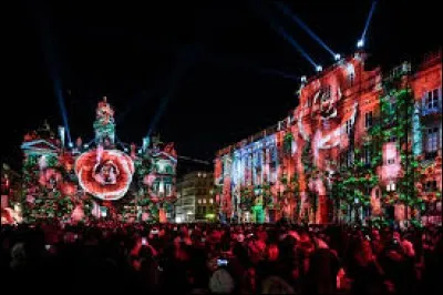 Durant quel mois se déroule chaque année la Fête des Lumières à Lyon ?