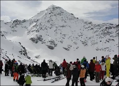 Quelle finale d'une compétition extrême de ski et de snowboard se déroule tous les ans à Verbier au "Bec des Rosses".?