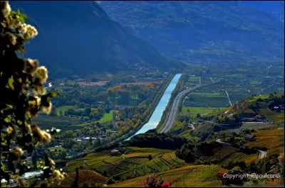 Quel cours d'eau prend sa source en Valais et le traverse ?