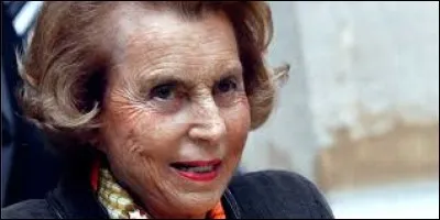 À la fin, Liliane Bettencourt partajait sa vie avec un petit vieux qui vantait de la serge car elle lui ofrait un don qui était vraiment fort couteux.