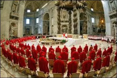 Quelle assemblée devant élire le pape tient son nom d'un mot latin signifiant "pièce fermant à clé" ?