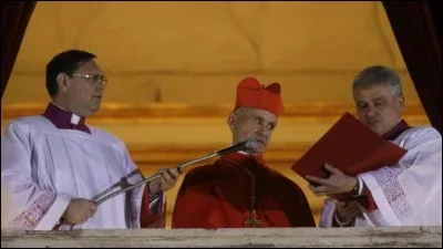 Quel est le nom du cardinal en charge du pouvoir temporel après la mort d'un pape et avant l'élection de son successeur ?