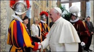 Quelle est la nationalité des membres de la garde pontificale, chargée de protéger le pape et le Vatican ?