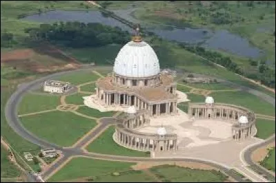 Dans quelle ville africaine le Vatican possède-t-il la basilique Notre-Dame-de-la-Paix ?