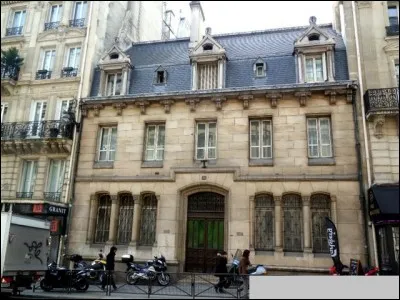 Dans quelle ville se trouve le lycée Racine ?