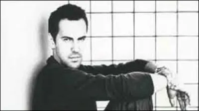 Quel chanteur a sorti l'album "Un homme sans racines" en 2004 ?