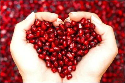 Donner du jus de pomme.