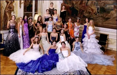 Quelle est cette soirée mondaine qui réunit chaque année à Paris une vingtaine de jeunes filles issues de familles de la haute société ?