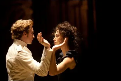 Dans quel film, adapté d'un célèbre roman de Léon Tolstoï, peut-on voir cette scène de bal ?