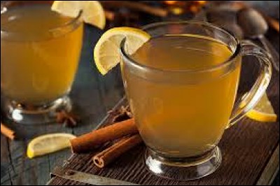 Quelle boisson est préparée à base d'eau bouillante, de rhum, de sucre ou de miel et de citron ?