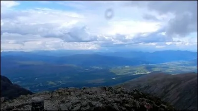Quelle est l'altitude du Ben Nevis, une montagne où on peut obtenir une vue à couper le souffle ?