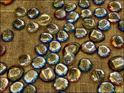 Comment appelle-t-on un caractère de l'ancien alphabet utilisé par les peuples germaniques et scandinaves ?