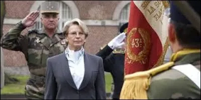 Matelots ! Mettez votre lit en vert, Madame la ministre de la Défense va vérifié les quilles des trente sous-marins.