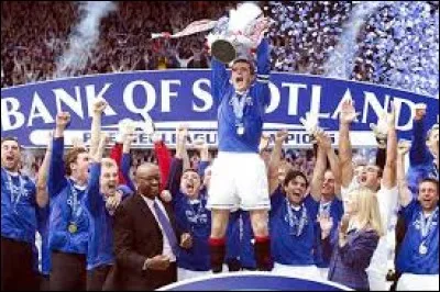 Outre le rugby, le football est également le sport roi en Écosse. La ville de Glasgow est représentée au plus haut niveau par deux clubs mythiques. Il s'agit du Rangers Football Club (en photo ci-contre) et du ...