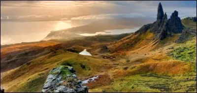 Comment se nomment les hautes terres situées dans le nord et l'ouest de l'Écosse, où l'on trouve des montagnes et de vastes paysages naturels et isolés ?