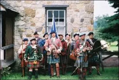 Que signifie le préfixe "Mac (ou Mc)", très répandu dans de nombreux noms de famille en Écosse ?