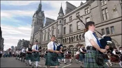 Laquelle de ces villes ne se situe pas en Écosse ?