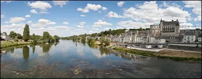 C comme Châteaux de la Loire : lequel de ces châteaux domine directement la Loire ?