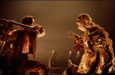 Monstre créé par l'écrivain britannique Bram Stoker, Dracula est un vampire, c'est à dire un mort-vivant ne pouvant évoluer que la nuit, et ne pouvant survivre que par le sang frais de ses victimes bien vivantes. Où vit Dracula, le Prince des Ténèbres ?