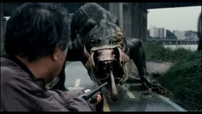 Ce curieux monstre aquatique, né dans la rivière suite à diverses pollutions chimiques, chasse ses proies avant de les confiner dans un terrier pour les consommer. Où vit donc ce monstre, que va pourchasser toute une famille ?