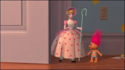 Dans quel film Disney voit-on cette bergère habillée en rose ?