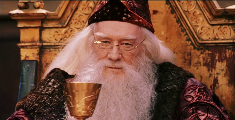 Par qui est-il interprété dans "Harry Potter à l'école des sorciers" ?