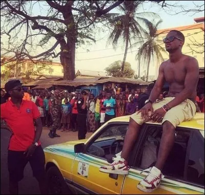 Complétez les paroles du pré-refrain : 
"Je viens d'un endroit où on ne connaît pas les dollars, yeah
J'ai vu qu'ils ont peur de moi comme si j'étais ...... , yeah
Je tape des pas comme si l'ennemi m'avait bout-mara, yeah"