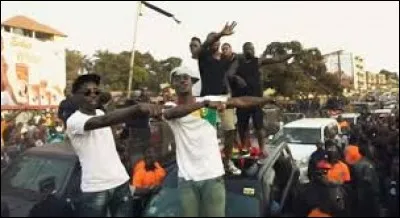 Complétez les paroles du refrain : 
"Je suis à l'ouest (......, Bamako, Dakar, Abidjan)
À l'ouest, à l'ouest"