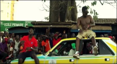 Combien de fois "A l'ouest" est-il répété lors du refrain ?