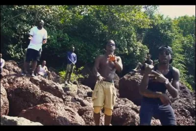 Même question pour le couplet de MHD : 
"Eh, ngatié, trop d'amour pour mon peuple, tricolore, rouge, jaune, vert, au moins c'est dit
On m'a dit " ........", j'veux marquer l'époque comme Titi au Syli
Une boule au ventre, on associe mon bled à l'Ebola 
Mais ça change rien, ce soir j'me pavane dans la capitale"